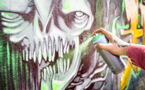 Visualização: Artista de rua pintando grafites coloridos de monstros em parede pública