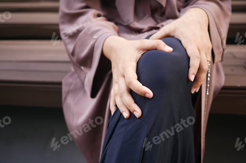 Preview: Close up on women suffering knee joint pain