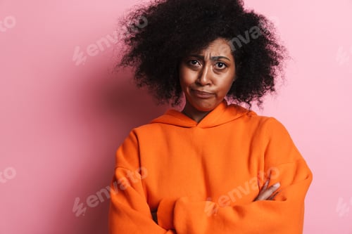 Vista previa: Displeased african american woman posing with arms crossed