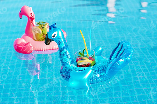Preview: Fresh coctail mojito on inflatable toy at swimming pool. Vacation concept.