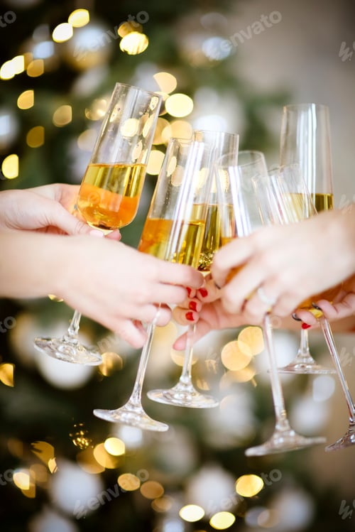 Visualização: Crop women propondo torradas durante a festa de Natal