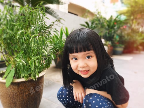 Preview: Little girl in the garden