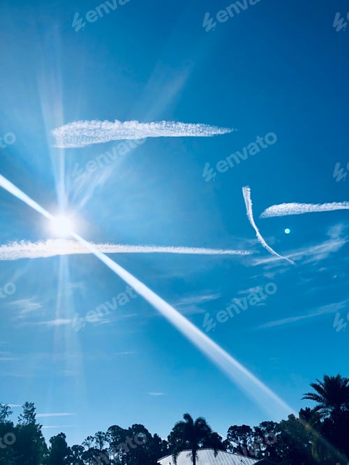 Preview: Sun brightly shining in the sky.