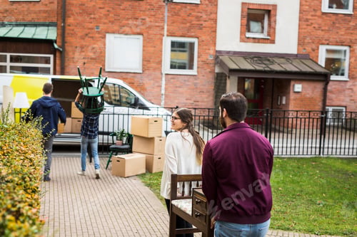 Preview: Group of friends moving house