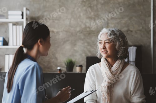 Preview: Doctors are talking to explain medication and health care to elderly patients.