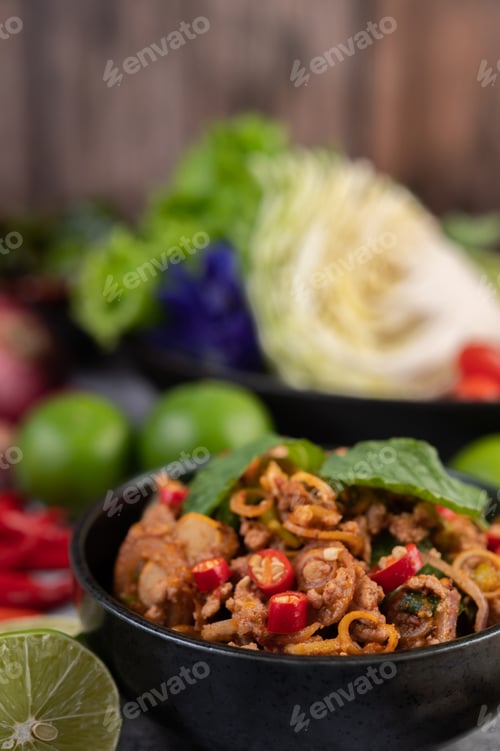 Preview: Spicy pork chops in a black cup consisting of lemons Chili and side dishes