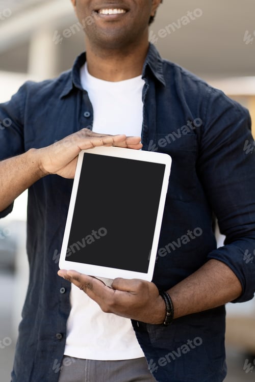 Preview: Man smiling and showing digital tablet with empty screen