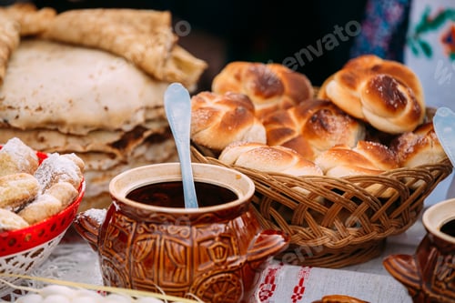 Preview: Dishes of the traditional Belarusian cuisine - fresh pastries an