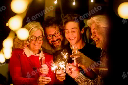 Visualização: grupo de dois idosos e dois adultos juntos se divertindo com estrelinhas no ano novo para comemorar