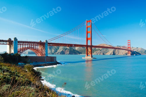 Preview: The Golden Gate Bridge in San Francisco with beautiful blue ocea