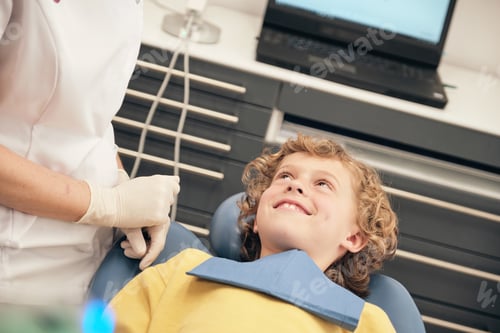 Preview: Female dentist talking to boy
