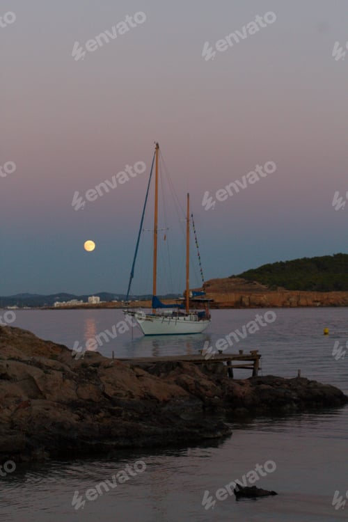 Preview: Full moon rising over the sea