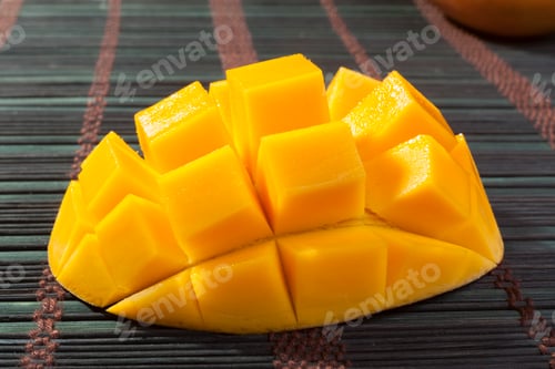 Preview: Mango on Dark