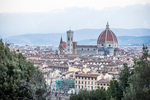 Preview: Cityscape streets of Florence with the Florance duomo at the end with people