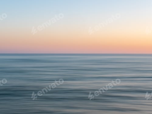 Preview: Idyllic view of the ocean with the clear skyline at sunset