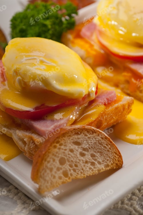 Preview: eggs benedict on bread with tomato and ham