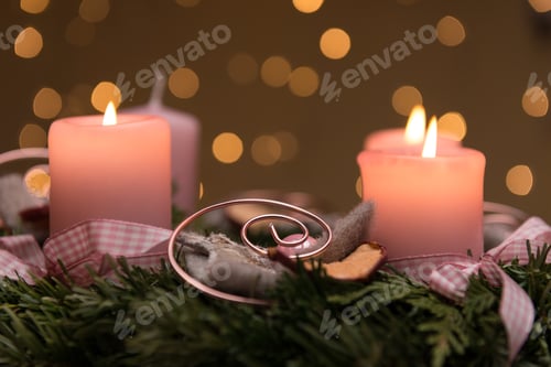 Preview: Closeup shot of burning candles in advent wreath with bokeh background