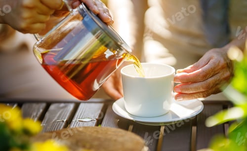 Preview: Pouring black tea into glass cup