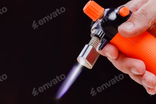 Preview: Handheld torch ignites with blue flame for cooking tasks and creative projects