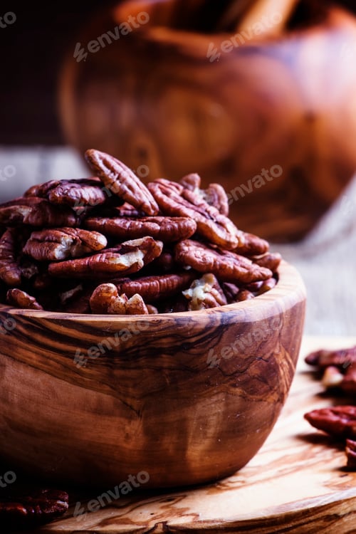Preview: Raw pecan nuts in wooden bowl