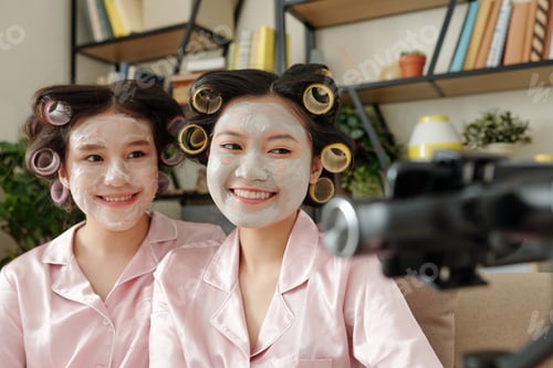 Preview: Beauty bloggers filming themselves