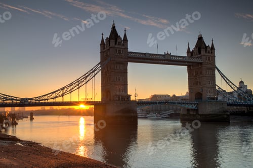 Preview: UK, London, River Thames with Tower Bridge at sunset