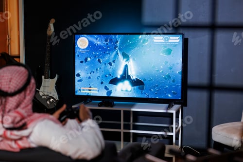 Preview: Man using wireless game controller