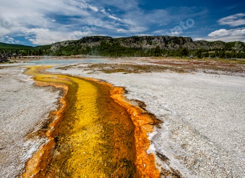 Preview: Hot thermal spring in Yellowstone