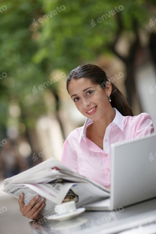 Preview: Business woman at cafÈ with laptop
