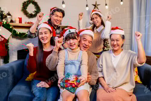 Visualização: Celebração de Natal da família asiática em sua casa Tire uma foto juntos no sofá