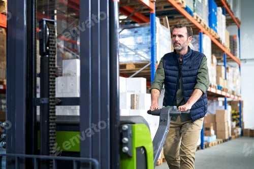 Vista previa: Adult caucasian man working at forklift in warehouse