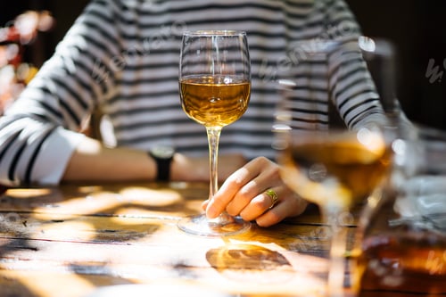 Preview: glasses of white wine