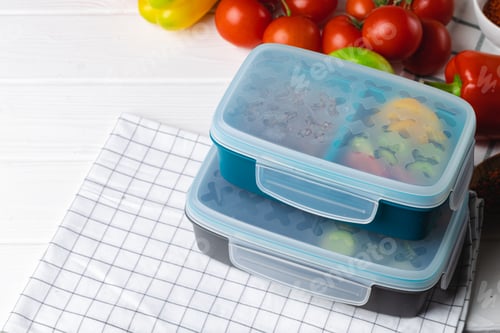 Vista previa: Closed plastic lunch box on kitchen table