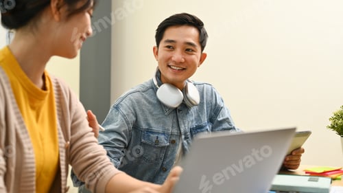 Visualização: Grupo de jovens criativos trabalhando no novo site wireframe no escritório.