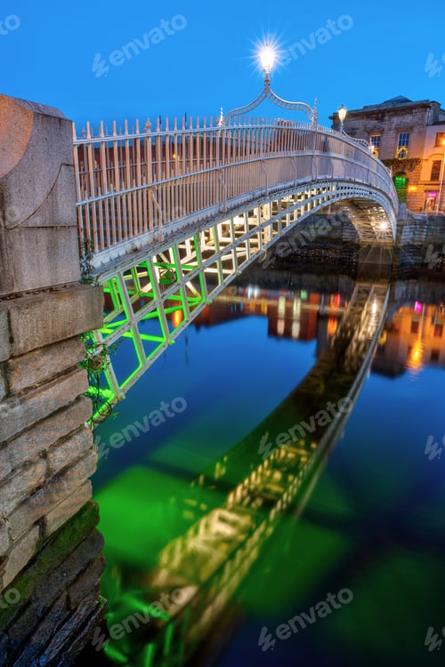 Preview: The famous Ha'penny Bridge in Dublin