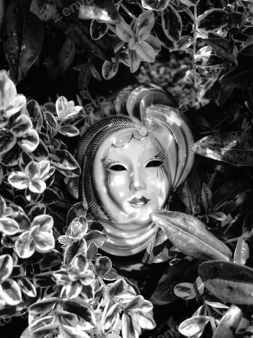 Preview: Vertical closeup of the Ophelia sculpture in a water
