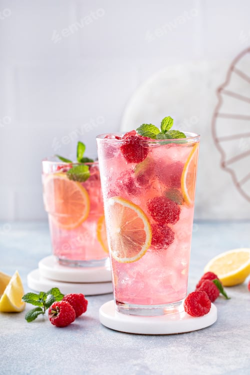 Vista previa: Cóctel frío de primavera o verano, limonada de frambuesa