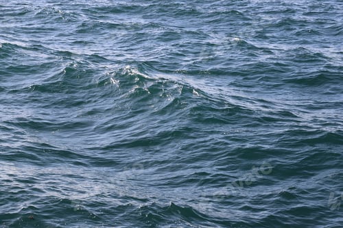 Preview: Gentle ocean waves closeup