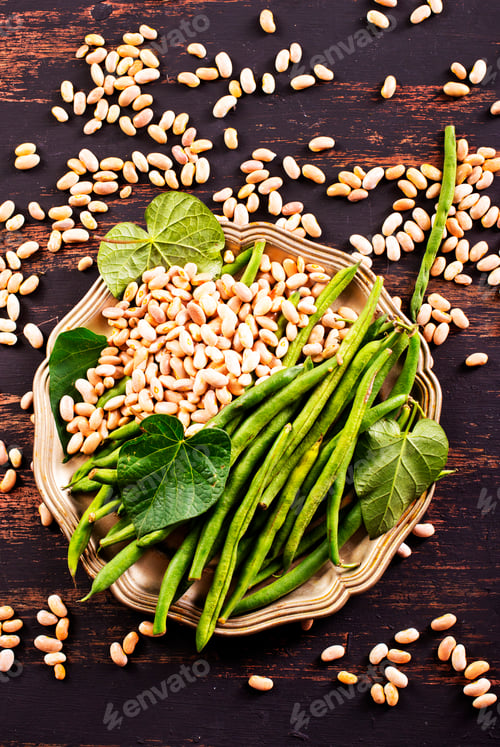 Preview: Common bean on darkj table with leaf