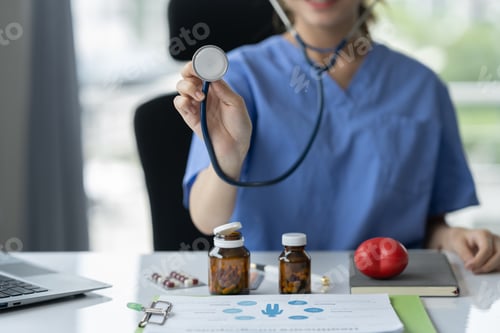 Visualização: Médico confiante com estetoscópio médico segurando coração vermelho com eletrocardiograma. Pílulas de controle.
T