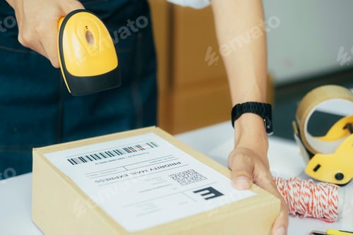 Preview: Scanning parcel barcode before shipment.