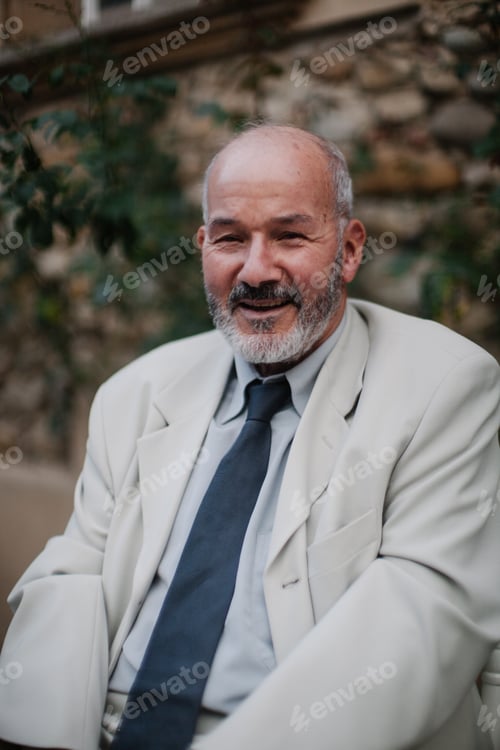 Preview: Old man wearing a gray suit and a tie