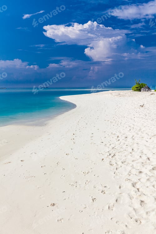 Preview: White sandy beach in Maldives with amazing blue lagoon