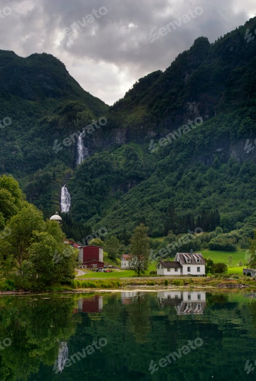Preview: The Botnafossen waterfall near Vik in Norway