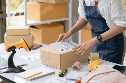 Preview: Online business, selling products online, parcel delivery, e-commerce.