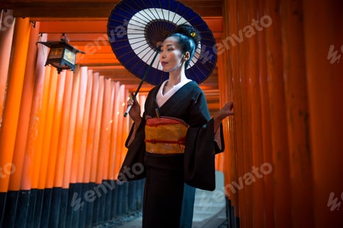 Preview: Japanese woman at Fushimi Inari shrine
