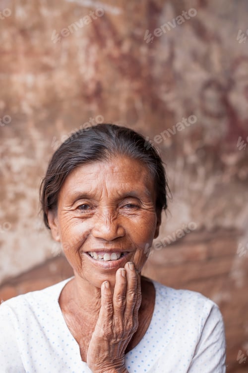 Vista previa: Mature woman with hand on chin, Bagan, Burma