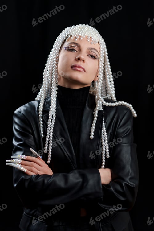 Preview: Cool woman with fake nails and a wig of pearls