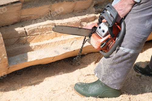Preview: Chainsaw, the chain on the worker's chainsaw fell off while sawing a wooden log