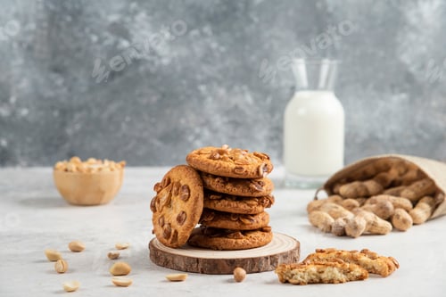 Preview: Delicious peanut butter cookies with glass of milk